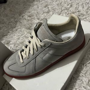 Size 40, excellent condition. Like new. Come in box